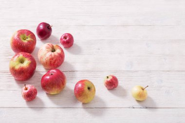 ahşap beyaz zemin üzerine elma