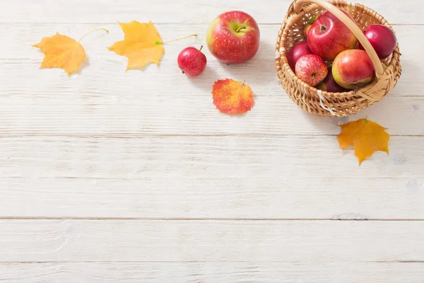 Apples on wooden white background — Stock Photo, Image