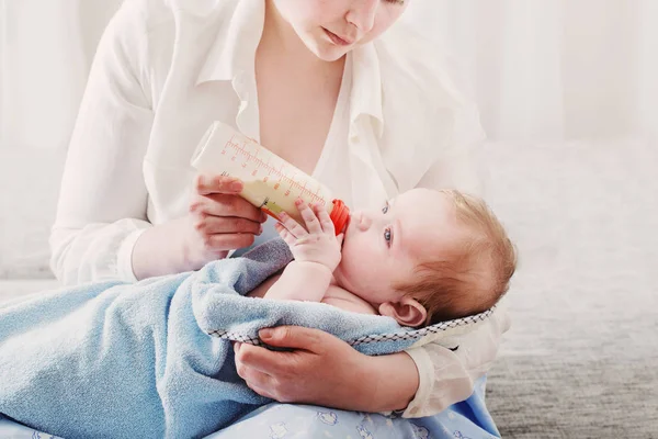 병에서 우유를 먹고 작은 아기 — 스톡 사진