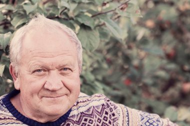 bahçede yaşlı adam portresi