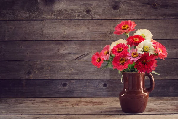 Fiori in vaso su fondo legno antico — Foto Stock