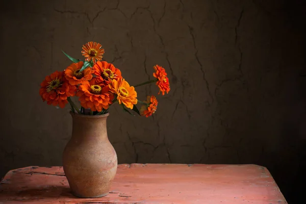 Flores em jarro na mesa de madeira velha — Fotografia de Stock