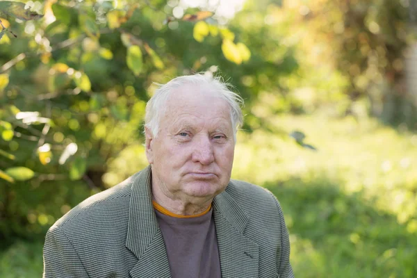 Porträt eines älteren Mannes im Park — Stockfoto