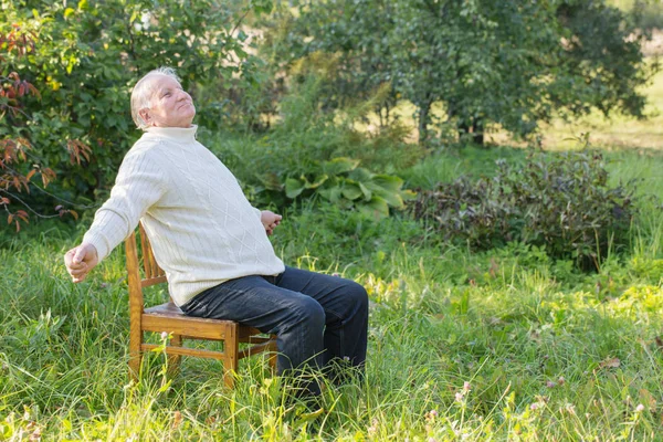 Portret starca w parku — Zdjęcie stockowe