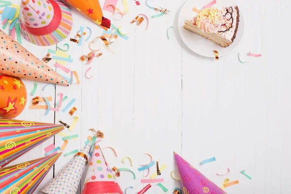 Doğum günü pastası ve dekorasyon Beyaz ahşap zemin üzerinde — Stok fotoğraf