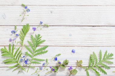 Ahşap arka planda güzel çiçekler