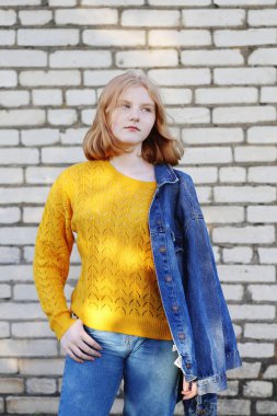 Genç kız arka plan tuğla duvar