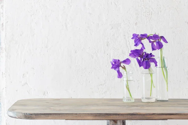 Iris en jarrón sobre fondo pared vieja blanca —  Fotos de Stock