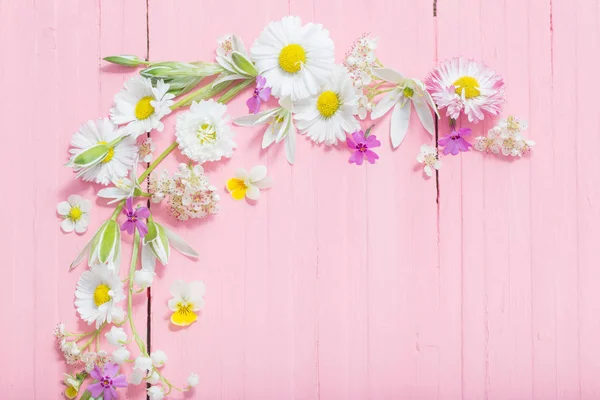 Gyönyörű virágok rózsaszín fából készült háttér — Stock Fotó