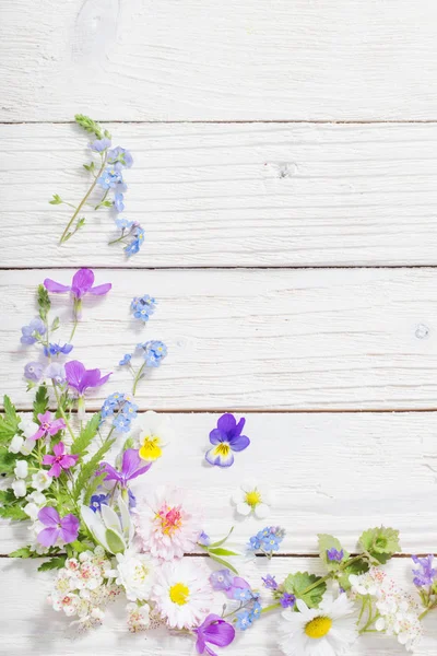 Schöne Blumen auf Holzgrund — Stockfoto