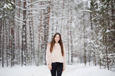 güzel bir kız kış orman 