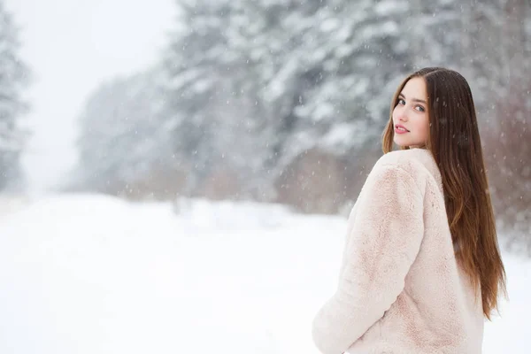 Vacker flicka i vinter skog — Stockfoto