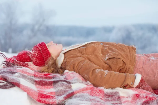 Menina adolescente em xadrez na neve — Fotografia de Stock