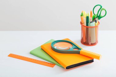 Beyaz arka planda okul malzemeleri