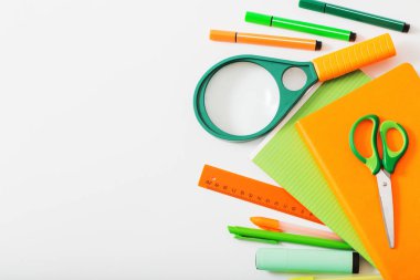 Beyaz arka planda okul malzemeleri