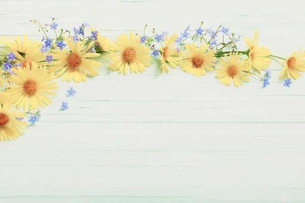 Doronicum flores no fundo de madeira verde pintado — Fotografia de Stock