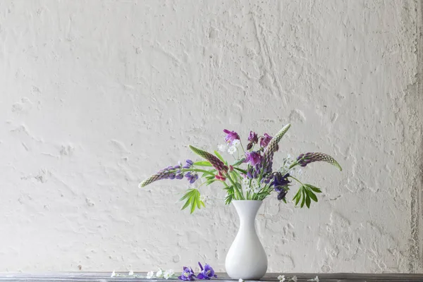 Fleurs d'été en vase sur fond blanc mur — Photo