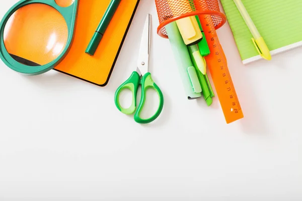 Material escolar sobre fondo blanco — Foto de Stock