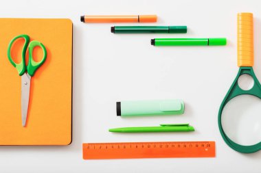 Beyaz arka planda okul malzemeleri