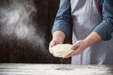  hamur koyu ahşap arka plan üzerinde yemek eller