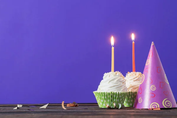 Cupcakes de cumpleaños sobre fondo violeta — Foto de Stock