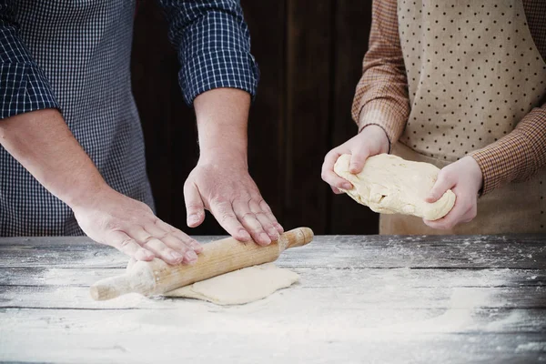 Mani cottura pasta su sfondo di legno scuro — Foto Stock