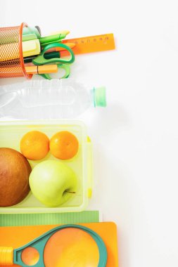 beyaz arka plan üzerinde okul malzemeleri ve öğle yemeği kutusu