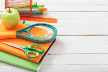 beyaz arka plan üzerinde okul malzemeleri ve okul öğle yemeği kutusu