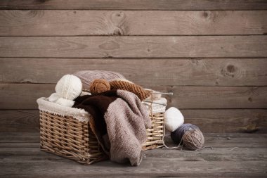 Örgü ve örgü iğneleri bir ahşap yüzeye