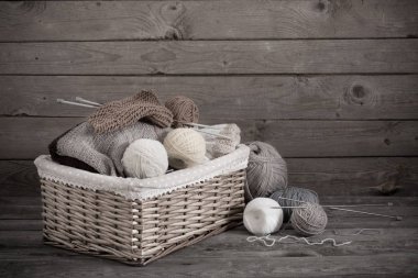 Örgü ve örgü iğneleri bir ahşap yüzeye