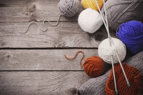 編み物と木製の表面の編み針 — ストック写真