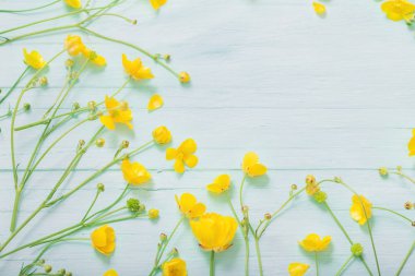 yeşil ahşap arka planda yaz çiçekler 