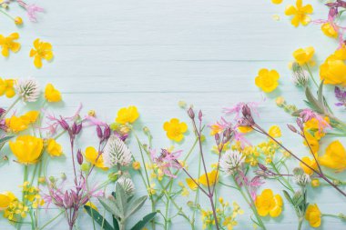 yeşil ahşap arka planda yaz çiçekler 