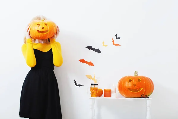 Teenager girl with Halloween decorations — Stock Photo, Image