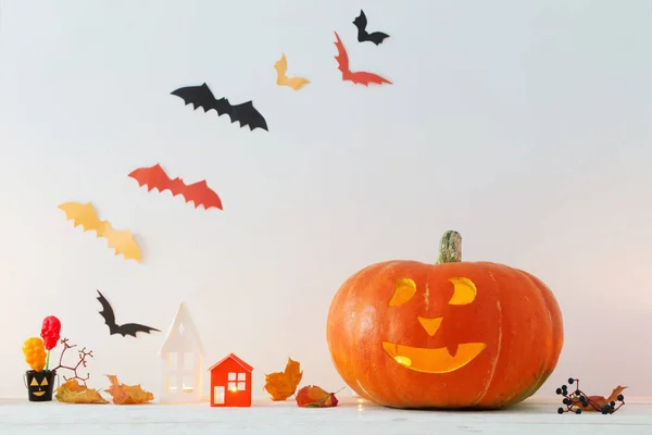 Decorazioni di Halloween su tavolo di legno — Foto Stock