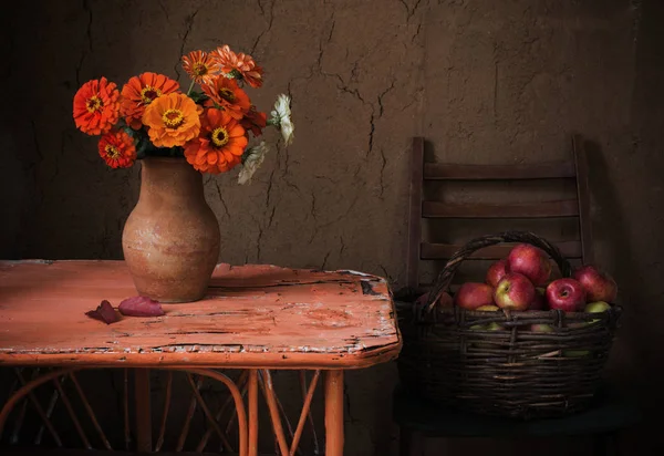 Stilleben med blommor och äpplen på gamla väggen i bakgrunden — Stockfoto