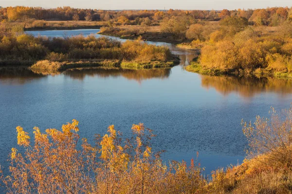 Krásná podzimní krajina s řekou a stromy — Stock fotografie