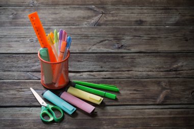 Koyu eski ahşap arka planda okul malzemeleri