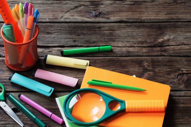 Koyu eski ahşap arka planda okul malzemeleri