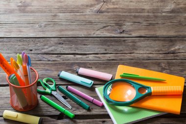 Koyu eski ahşap arka planda okul malzemeleri