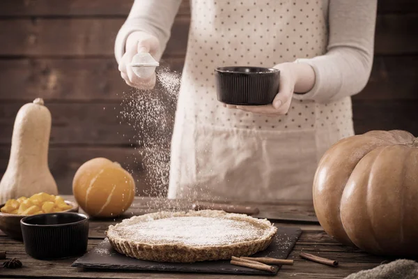Жінка готує гарбузовий пиріг — стокове фото