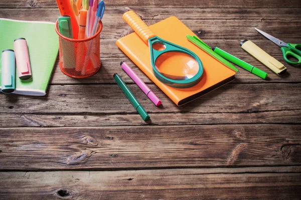 Materiale scolastico su sfondo di legno scuro vecchio — Foto Stock