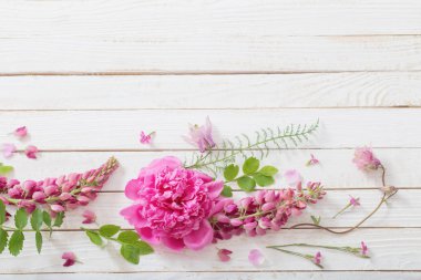 Beyaz ahşap arka planda pembe güzel çiçekler