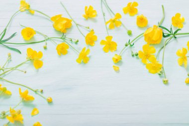 yeşil ahşap arka planda yaz çiçekler 