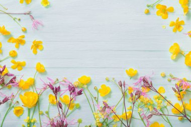 yeşil ahşap arka planda yaz çiçekler 