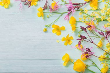 yeşil ahşap arka planda yaz çiçekler 