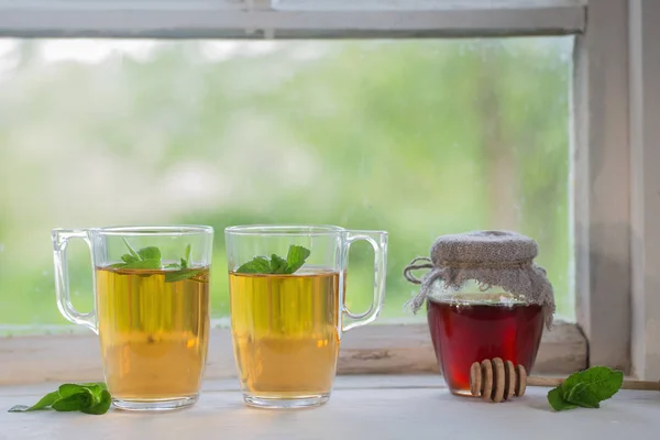 老窗台上的玻璃杯子里的茶 — 图库照片