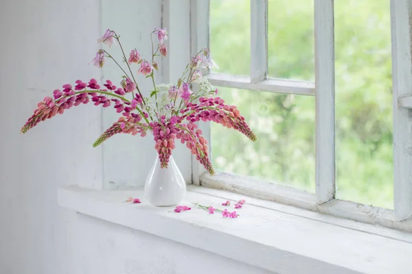 Flores de verano de color rosa en jarrón en blanco viejo alféizar de ventana — Foto de Stock