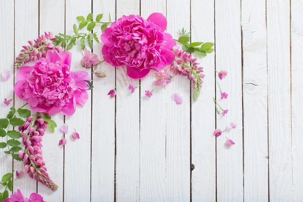 Roze mooie bloemen op witte houten achtergrond — Stockfoto