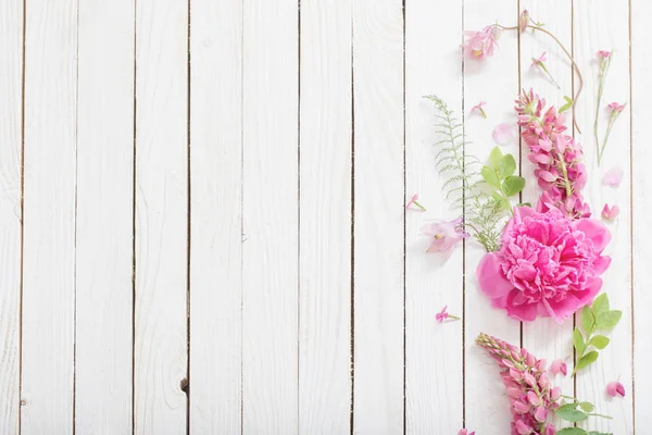 Rosa hermosas flores sobre fondo de madera blanca —  Fotos de Stock